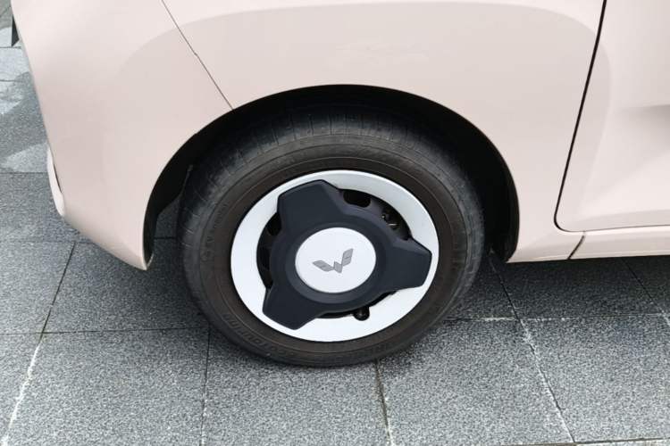 Used Wuling Hongguang MINIEV 2022 Macaron Premium Model – Lithium Iron Phosphate Left Front Wheel Hub