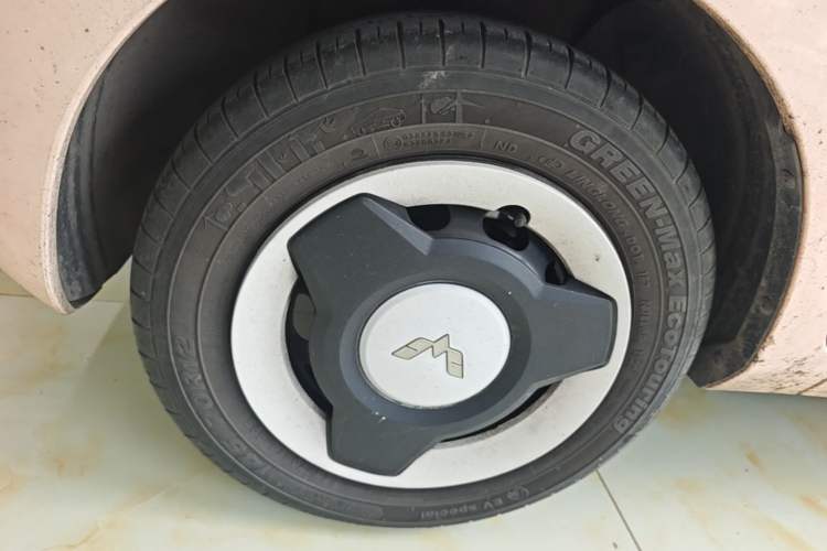 Used Wuling Hongguang MINIEV 2022 Macaron Fashion Model Lithium Iron Phosphate Left Front Wheel Hub