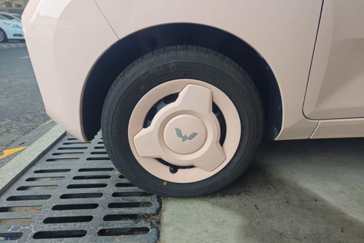 Used Wuling Hongguang MINIEV 2022 Macaron Premium Model – Lithium Iron Phosphate Left Front Wheel Hub