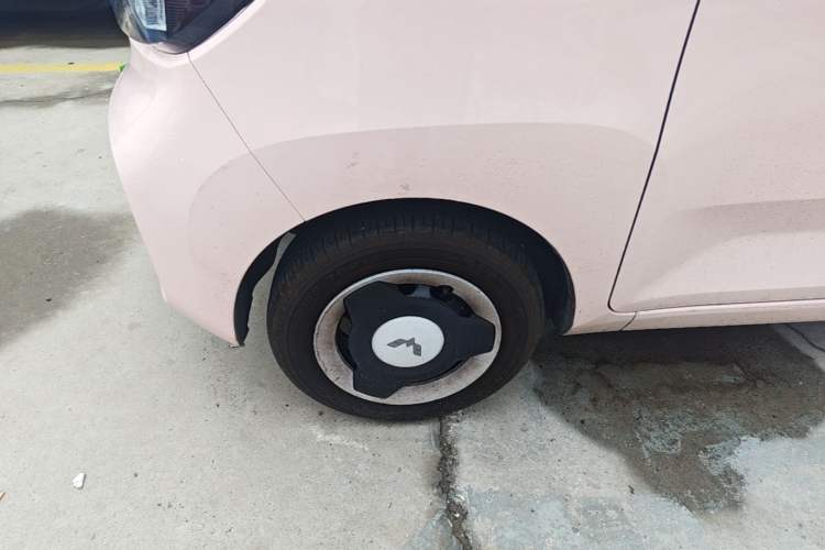 Used Wuling Hongguang MINIEV 2022 Macaron Fashion Model Lithium Iron Phosphate Left Front Wheel Hub