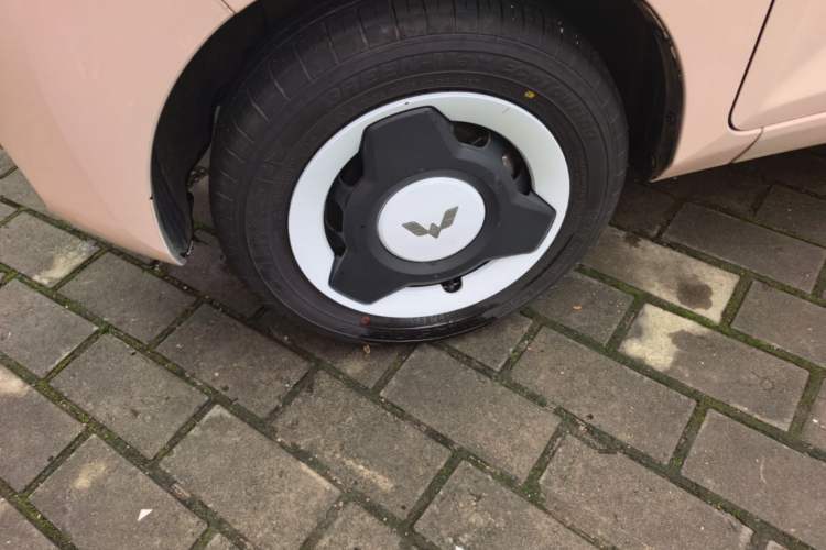 Used Wuling Hongguang MINIEV 2022 Macaron Premium Model – Lithium Iron Phosphate Left Front Wheel Hub