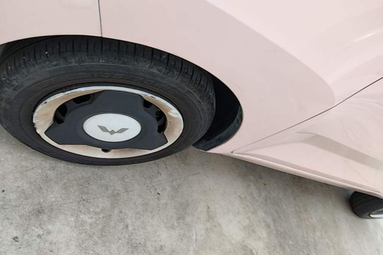 Used Wuling Hongguang MINIEV 2022 Macaron Fashion Model Lithium Iron Phosphate Left Front Wheel Hub