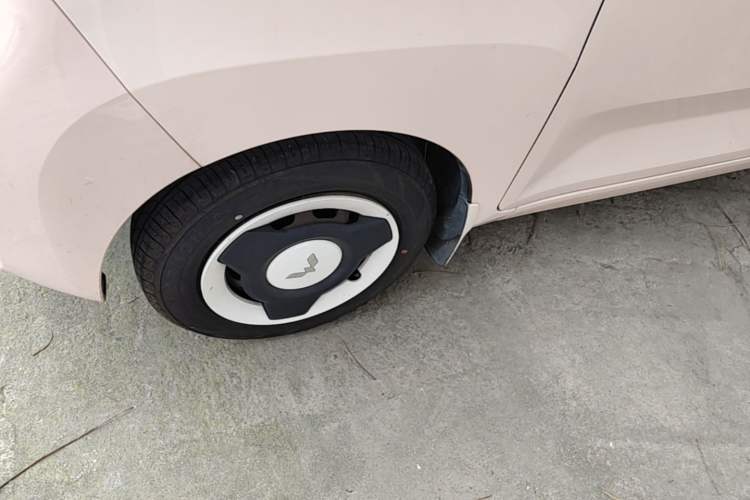 Used Wuling Hongguang MINIEV 2022 Macaron Premium Model – Lithium Iron Phosphate Left Front Wheel Hub