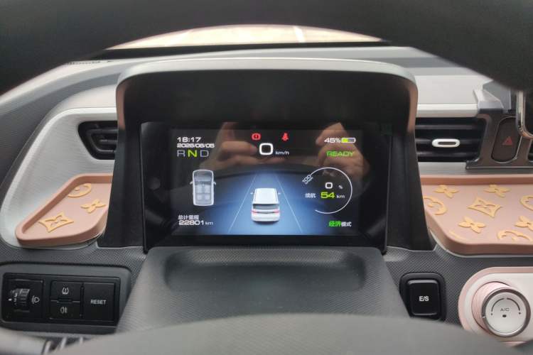 Used Wuling Hongguang MINIEV 2022 Macaron Fashion Model Lithium Iron Phosphate Odometer Close Up