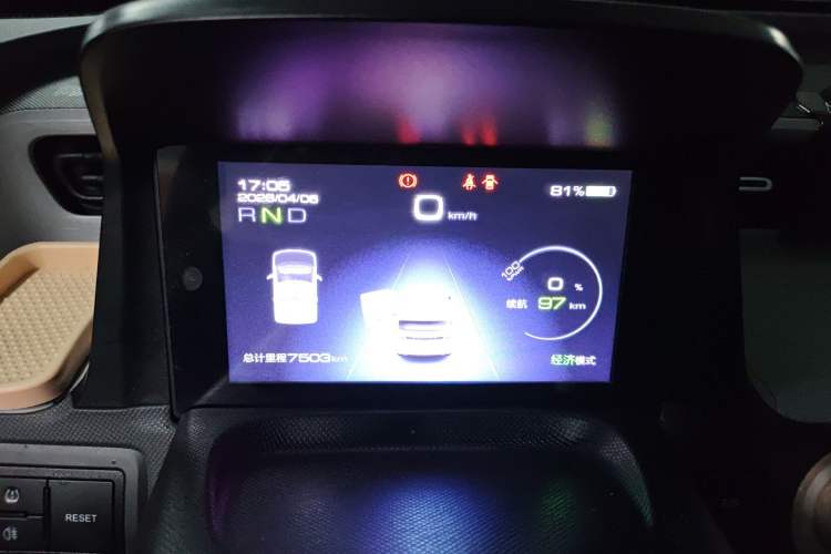Used Wuling Hongguang MINIEV 2022 Macaron Fashion Model Lithium Iron Phosphate Odometer Close Up