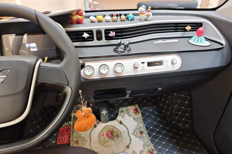 Used Wuling Hongguang MINIEV 2022 Macaron Premium Model – Lithium Ternary Battery Audio And AC Panel
