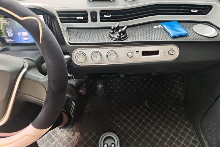 Used Wuling Hongguang MINIEV 2022 Macaron Premium Model – Lithium Iron Phosphate Audio And AC Panel