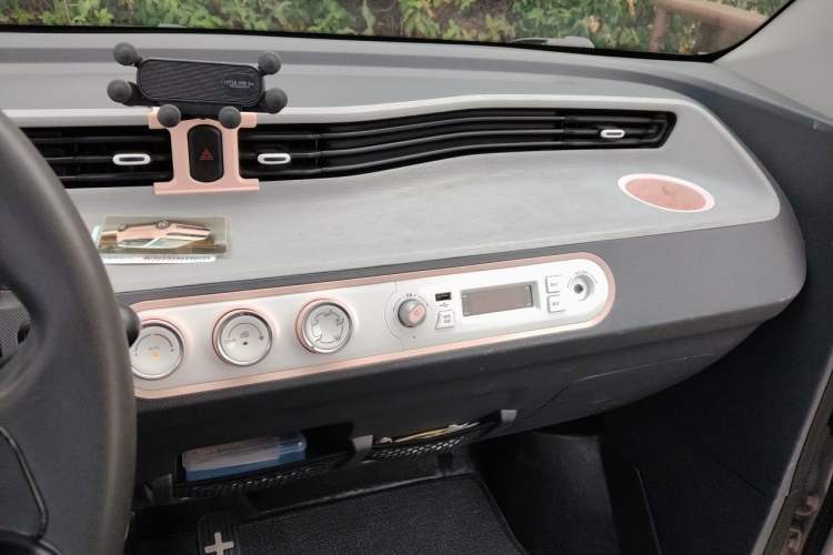 Used Wuling Hongguang MINIEV 2022 Macaron Premium Model – Lithium Iron Phosphate Audio And AC Panel