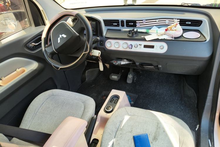 Used Wuling Hongguang MINIEV 2022 Macaron Premium Model – Lithium Ternary Battery Center Console