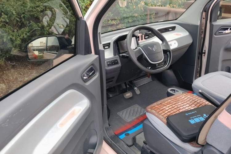 Used Wuling Hongguang MINIEV 2022 Macaron Premium Model – Lithium Iron Phosphate Driver Seat