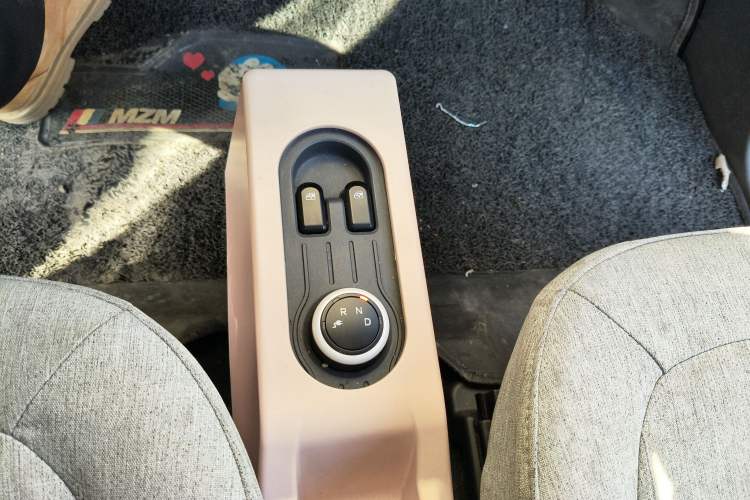 Used Wuling Hongguang MINIEV 2022 Macaron Premium Model – Lithium Ternary Battery Gear Lever