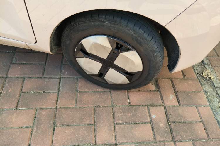 Used Wuling Hongguang MINIEV 2022 Macaron Premium Model – Lithium Ternary Battery Right Front Wheel Hub