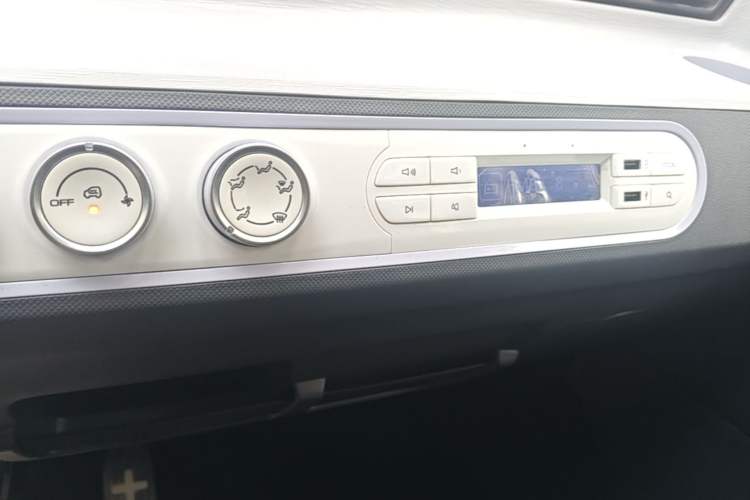 Used Wuling Hongguang MINIEV 2022 Macaron-Color Edition Lithium Iron Phosphate Audio And AC Panel