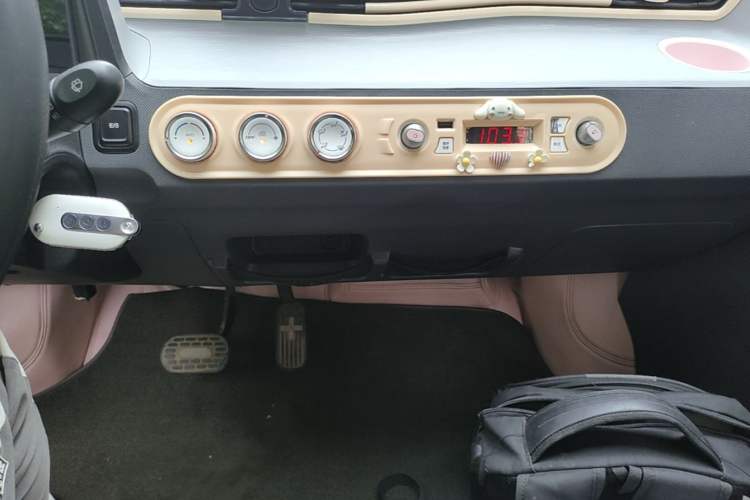 Used Wuling Hongguang MINIEV 2022 Macaron Premium Model – Lithium Iron Phosphate Audio And AC Panel