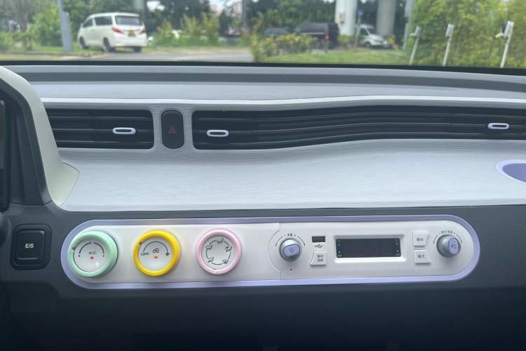 Used Wuling Hongguang MINIEV 2022 Macaron Colorful Edition Lithium-Ion Battery Audio And AC Panel