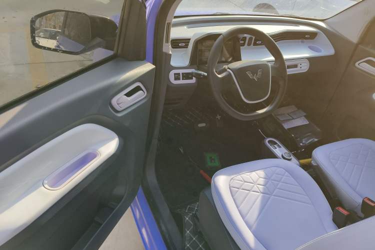 Used Wuling Hongguang MINIEV 2022 Macaron Premium Model – Lithium Iron Phosphate Driver Seat