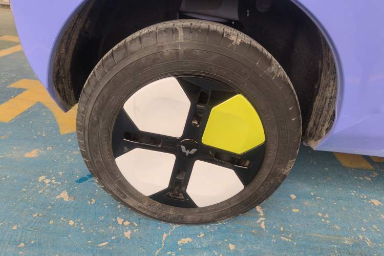 Used Wuling Hongguang MINIEV 2022 Macaron Colorful Edition Lithium-Ion Battery Right Rear Wheel Hub