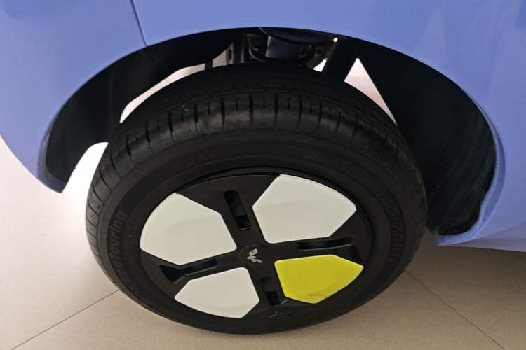 Used Wuling Hongguang MINIEV 2022 Macaron Colorful Edition Lithium-Ion Battery Right Rear Wheel Hub