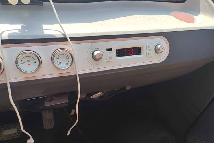 Used Wuling Hongguang MINIEV 2022 Macaron Premium Model – Lithium Iron Phosphate Audio And AC Panel