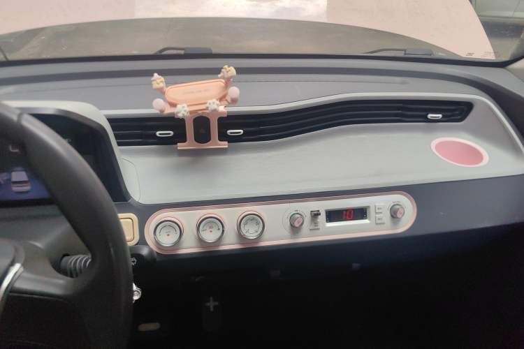 Used Wuling Hongguang MINIEV 2022 Macaron Premium Model – Lithium Iron Phosphate Audio And AC Panel