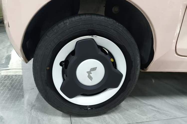 Used Wuling Hongguang MINIEV 2022 Macaron Fashion Model Lithium Iron Phosphate Right Rear Wheel Hub