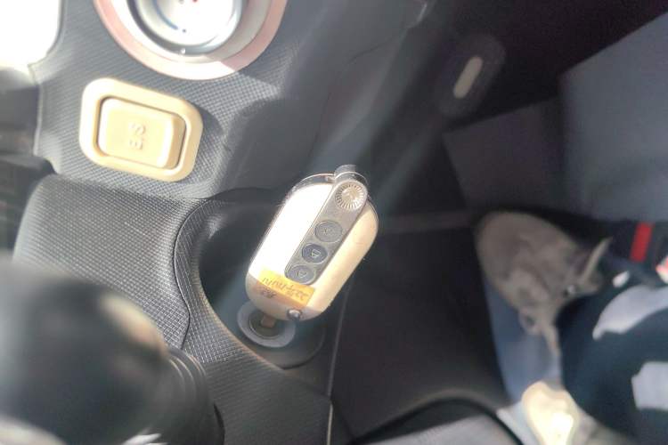 Used Wuling Hongguang MINIEV 2022 Macaron Premium Model – Lithium Iron Phosphate Vehicle Key