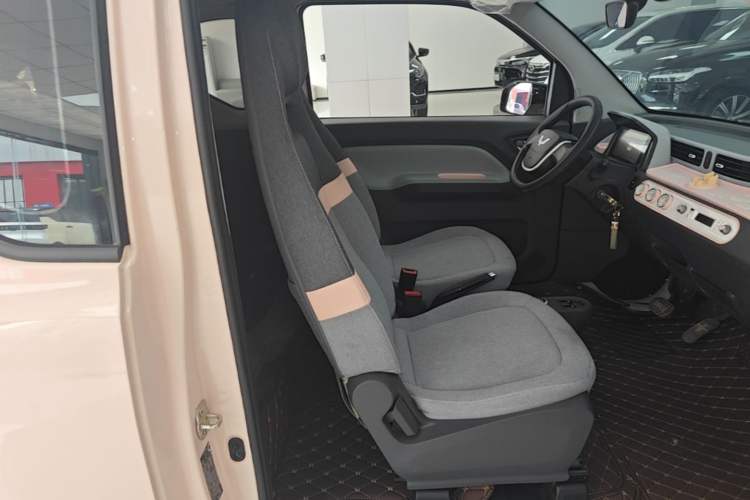 Used Wuling Hongguang MINIEV 2022 Macaron Fashion Model Lithium Iron Phosphate Right Front Seat