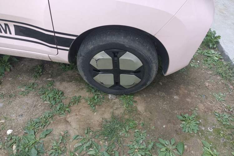 Used Wuling Hongguang MINIEV 2022 Macaron Fashion Model Lithium Iron Phosphate Right Front Wheel Hub