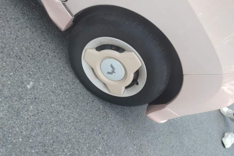 Used Wuling Hongguang MINIEV 2022 Macaron Fashion Model Lithium Iron Phosphate Right Front Wheel Hub