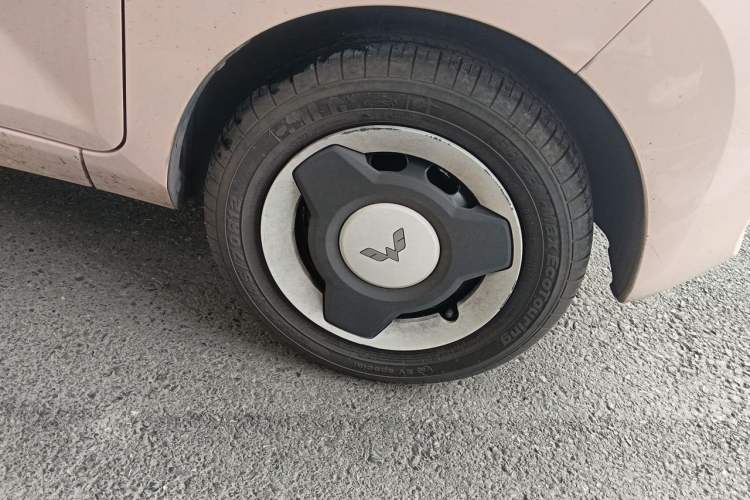 Used Wuling Hongguang MINIEV 2022 Macaron Fashion Model Lithium Iron Phosphate Right Front Wheel Hub