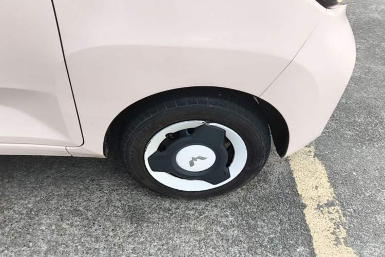 Used Wuling Hongguang MINIEV 2022 Macaron Color Edition Lithium-Ion Battery Right Front Wheel Hub