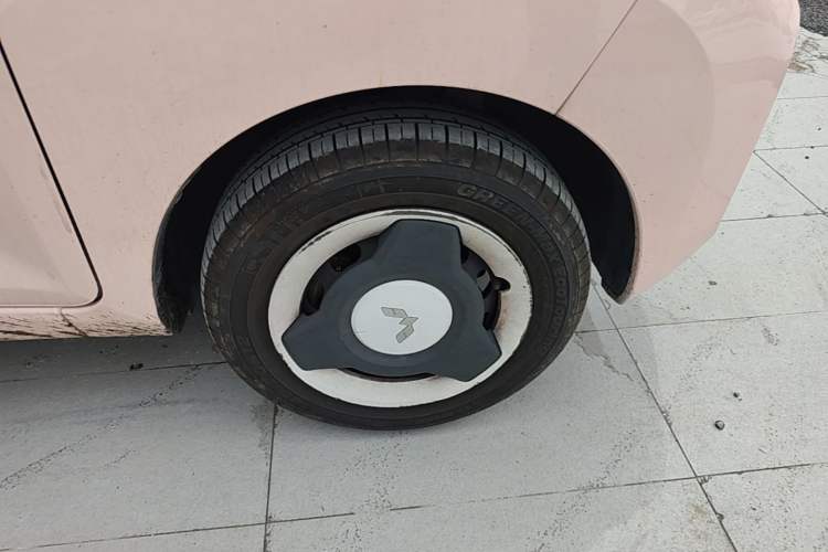 Used Wuling Hongguang MINIEV 2022 Macaron Fashion Model Lithium Iron Phosphate Right Front Wheel Hub