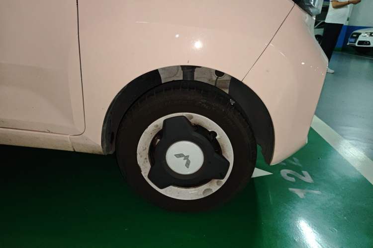Used Wuling Hongguang MINIEV 2022 Macaron Fashion Model Lithium Iron Phosphate Right Front Wheel Hub