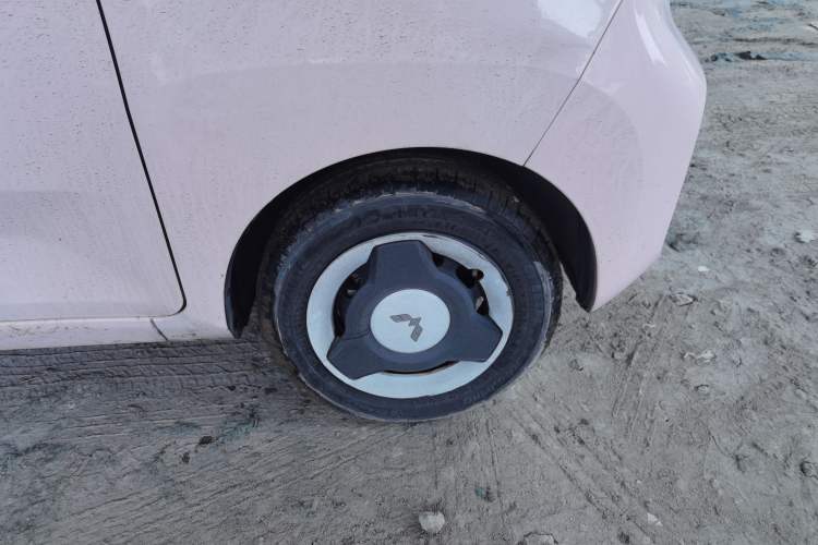 Used Wuling Hongguang MINIEV 2022 Macaron Fashion Model Lithium Iron Phosphate Right Front Wheel Hub