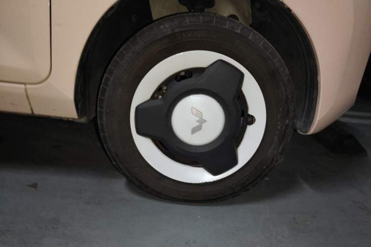 Used Wuling Hongguang MINIEV 2022 Macaron Fashion Edition Lithium-Nickel-Cobalt-Alpha-oxide Right Front Wheel Hub