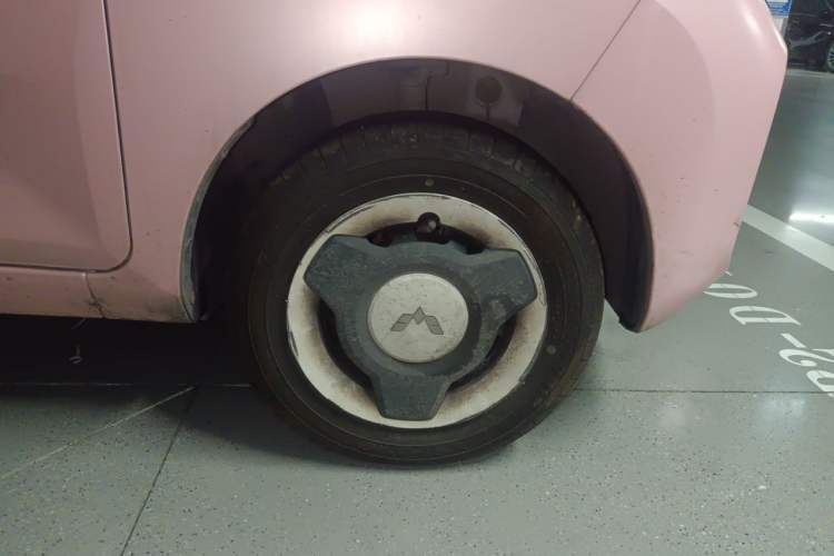 Used Wuling Hongguang MINIEV 2022 Macaron Fashion Model Lithium Iron Phosphate Right Front Wheel Hub