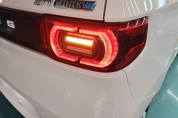 Used Wuling Hongguang MINIEV 2022 Macaron Premium Model – Lithium Iron Phosphate Right Rear Taillight