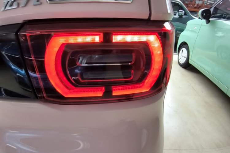 Used Wuling Hongguang MINIEV 2022 Macaron Premium Model – Lithium Ternary Battery Right Rear Taillight