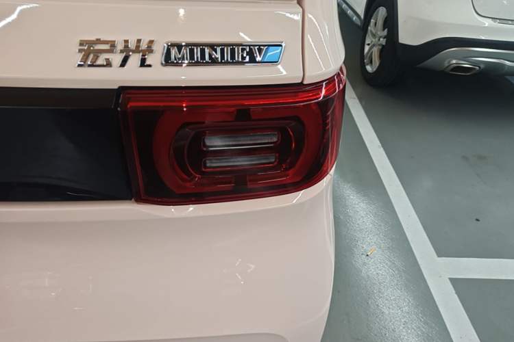 Used Wuling Hongguang MINIEV 2022 Macaron Premium Model – Lithium Ternary Battery Right Rear Taillight