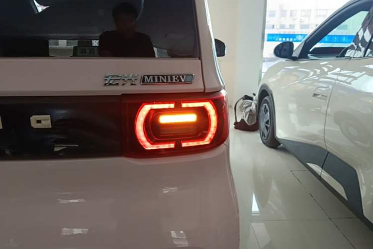 Used Wuling Hongguang MINIEV 2022 Macaron Premium Model – Lithium Ternary Battery Right Rear Taillight