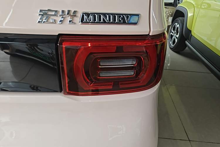 Used Wuling Hongguang MINIEV 2022 Macaron Premium Model – Lithium Iron Phosphate Right Rear Taillight