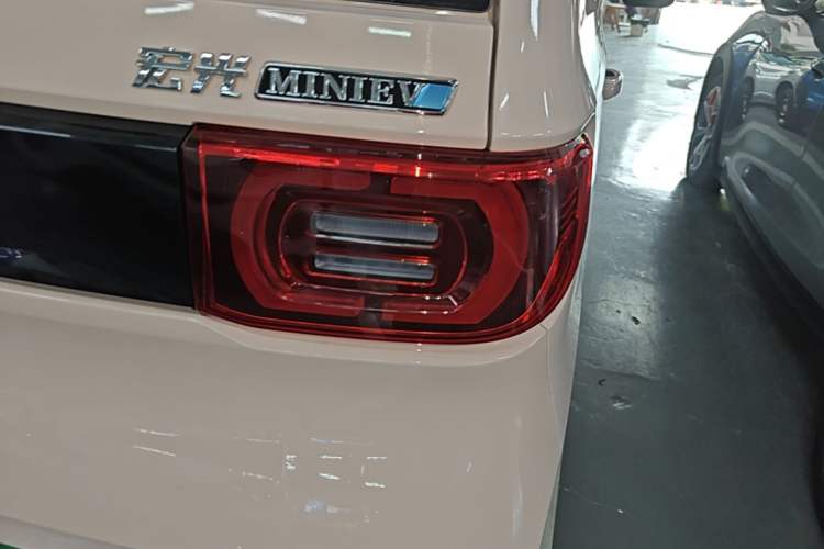 Used Wuling Hongguang MINIEV 2022 Macaron Premium Model – Lithium Iron Phosphate Right Rear Taillight