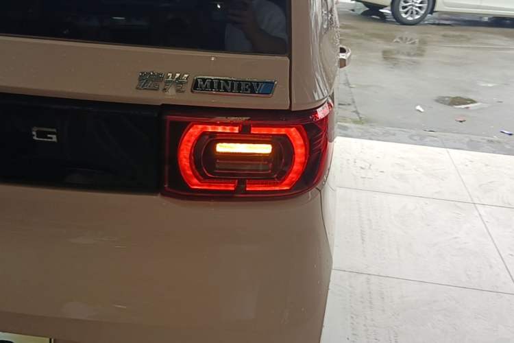 Used Wuling Hongguang MINIEV 2022 Macaron Premium Model – Lithium Ternary Battery Right Rear Taillight