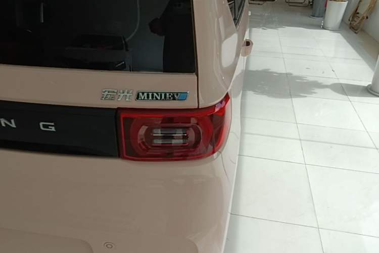 Used Wuling Hongguang MINIEV 2022 Macaron Premium Model – Lithium Ternary Battery Right Rear Taillight