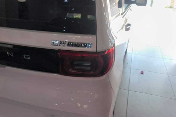 Used Wuling Hongguang MINIEV 2022 Macaron Premium Model – Lithium Iron Phosphate Right Rear Taillight