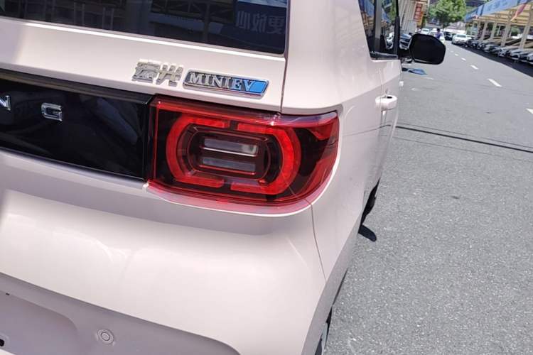 Used Wuling Hongguang MINIEV 2022 Macaron Premium Model – Lithium Ternary Battery Right Rear Taillight