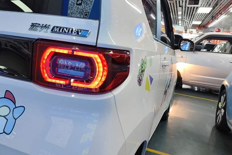 Used Wuling Hongguang MINIEV 2022 Macaron Premium Model – Lithium Iron Phosphate Right Rear Taillight