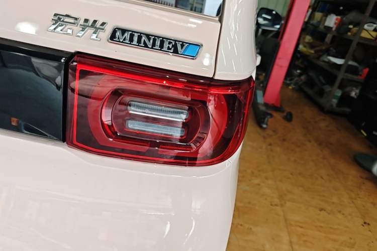 Used Wuling Hongguang MINIEV 2022 Macaron Premium Model – Lithium Ternary Battery Right Rear Taillight