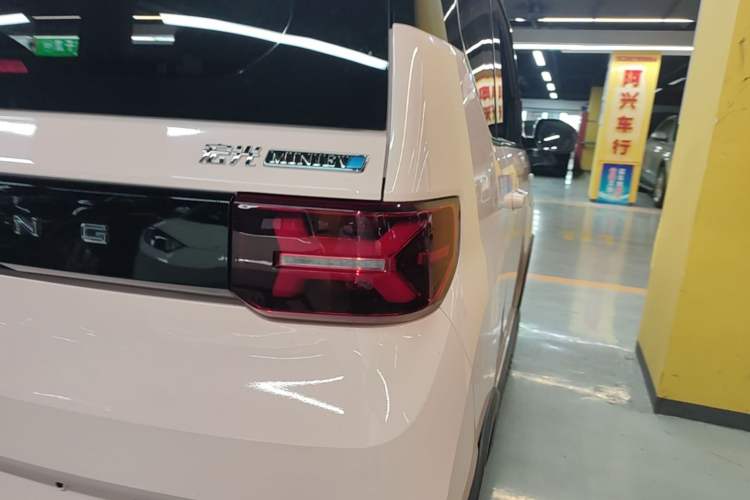 Used Wuling Hongguang MINIEV 2022 GAMEBOY 200km Play Edition with Lithium Iron Phosphate Right Rear Taillight