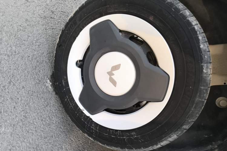 Used Wuling Hongguang MINIEV 2022 Macaron Fashion Model Lithium Iron Phosphate Right Rear Wheel Hub